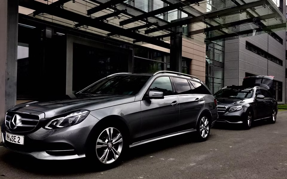 Mercedes Fahrzeuge im professionellen Fahrdienst