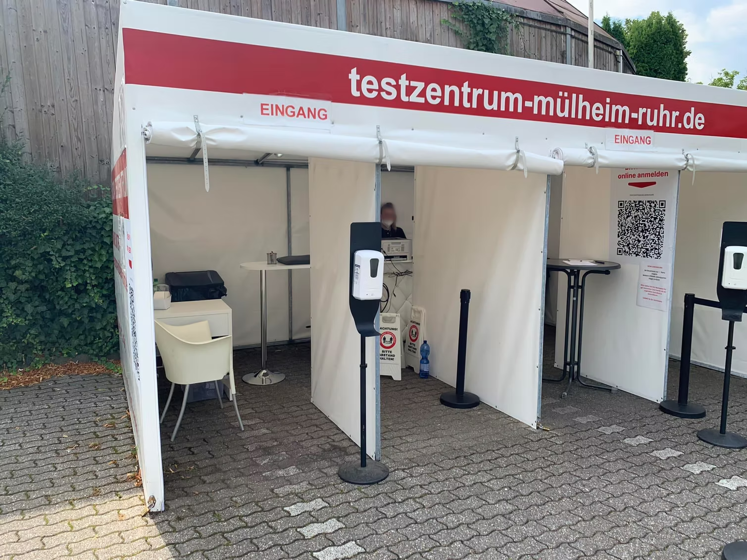 Eingangsbereich eines Corona-Testzentrums in Mülheim an der Ruhr