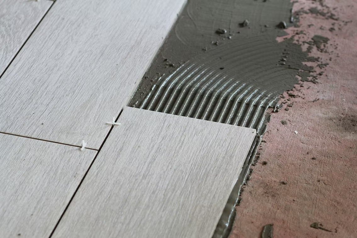 Fliesenarbeiten als Detail eines Hausumbaus