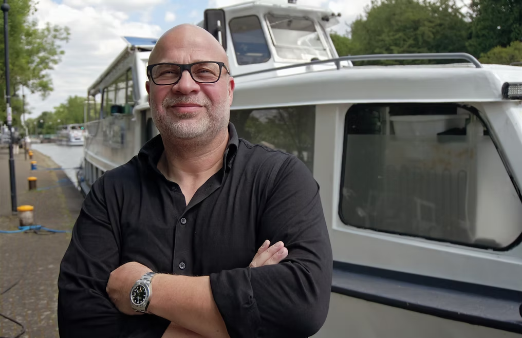 Sebastian Ewertz am Wasser
